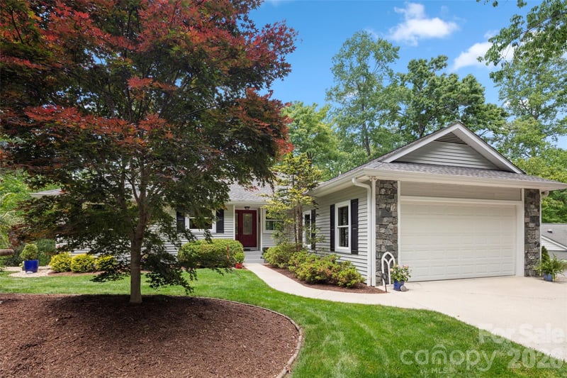 2750 Leucothae Way, Hendersonville, NC - 3 beds, 3 baths, 2,300 sqft - $639,000