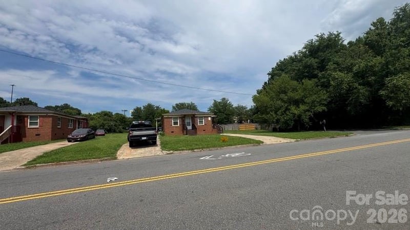 1661 &1665 Montana Drive, Charlotte, NC - 8 beds, 2,500 sqft - $800,000