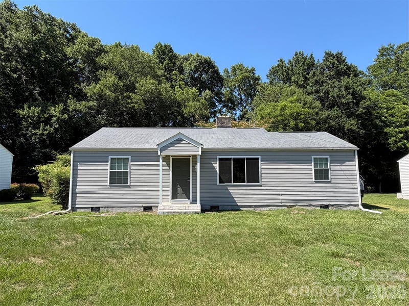 637 Hartness Road, Statesville, NC - 3 beds, 1.5 baths, 1,240 sqft - $1,450