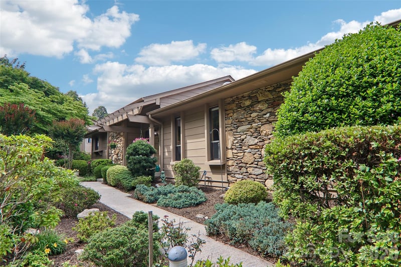 138 Woodbridge Drive, Laurel Park, NC - 3 beds, 3 baths, 2,543 sqft - $555,000