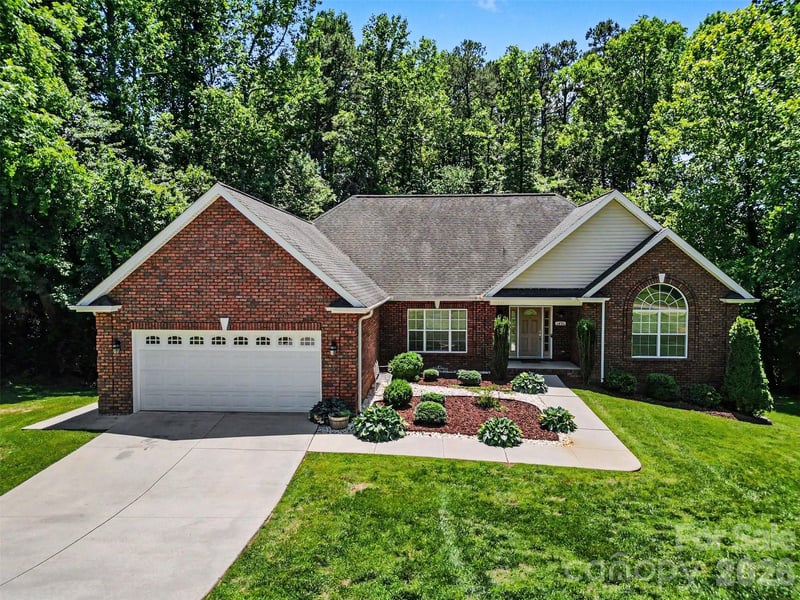 1436 20th Avenue Place NE, Hickory, NC - 4 beds, 3 baths, 3,465 sqft - $600,000