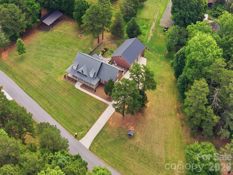 132 Monarch Lane, Mooresville, NC - 4 beds, 2.5 baths, 3,020 sqft - $900,000