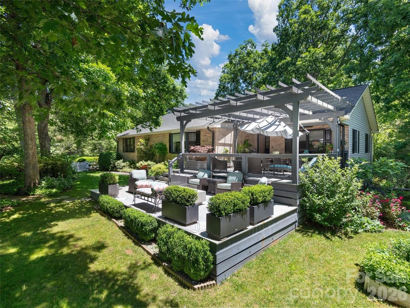 122 Brandon Road, Hendersonville, NC - 3 beds, 2.5 baths, 3,315 sqft - $785,000