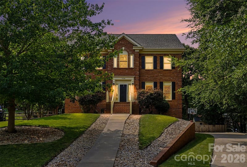 104 Southern Cross Lane, Matthews, NC - 4 beds, 3.5 baths, 3,057 sqft - $750,000