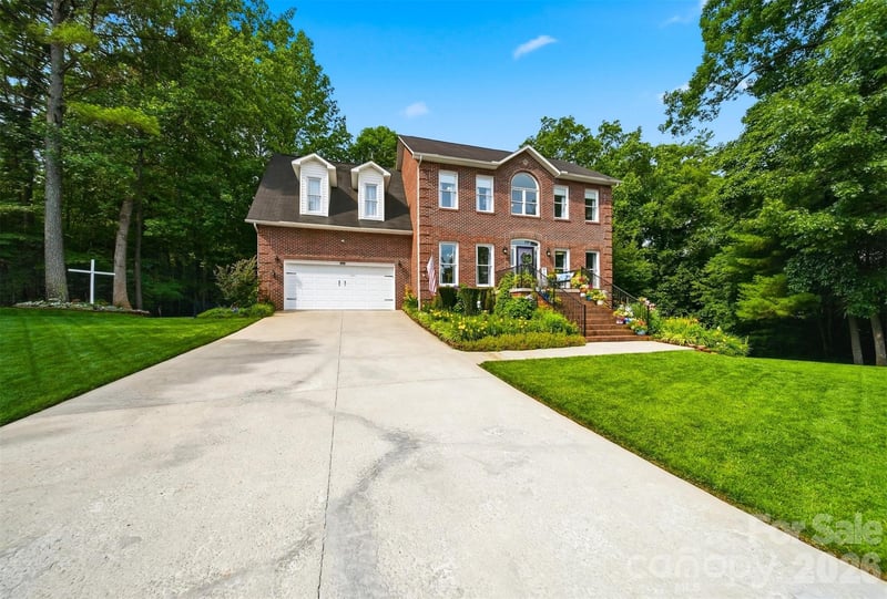6253 Riviera Run Estates Drive, Hickory, NC - 5 beds, 2.5 baths, 2,414 sqft - $599,900