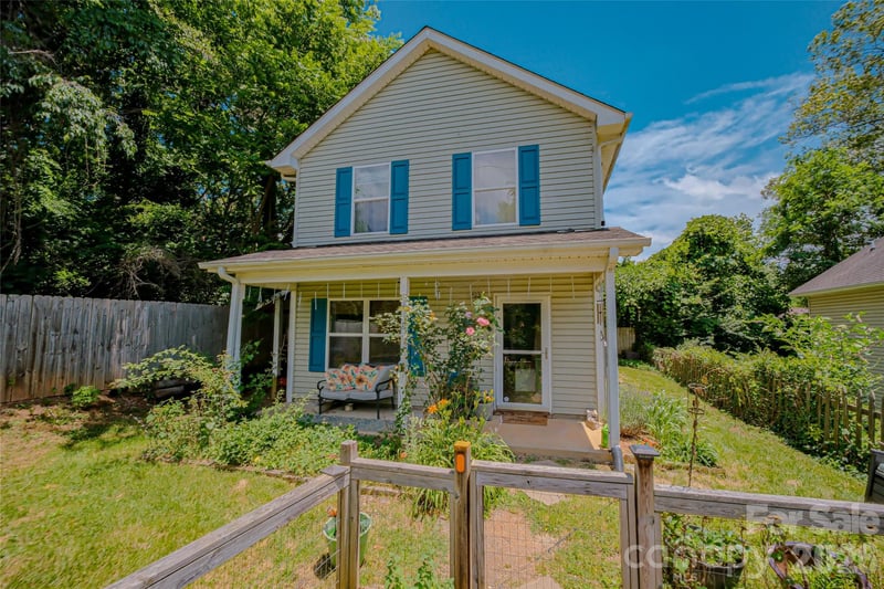 7 Dogwood Lane, Asheville, NC - 3 beds, 2.5 baths, 1,374 sqft - $379,000