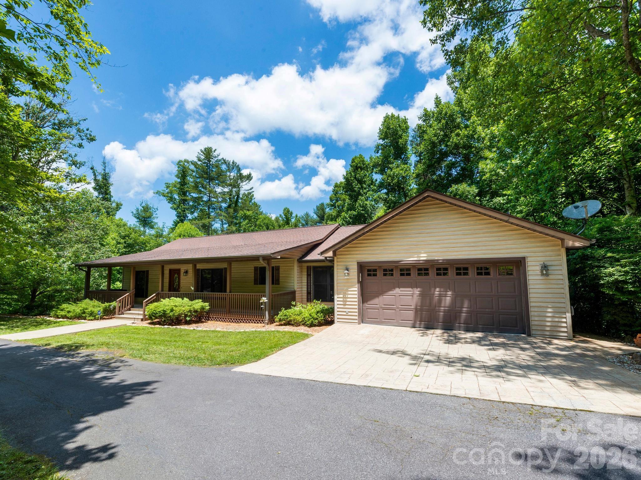 11 Robin Lane, Weaverville, NC — property listing photo