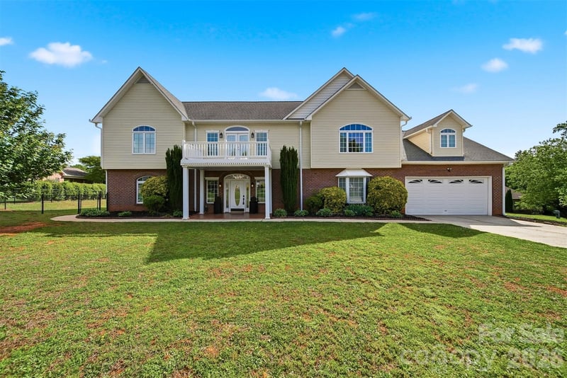 1360 Sweetbriar Lane, Hickory, NC - 3 beds, 3 baths, 3,834 sqft - $599,900