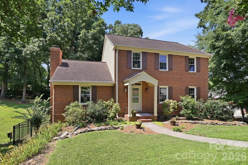 340 Walnut Point Drive, Matthews, NC - 4 beds, 3.5 baths, 2,703 sqft - $650,000