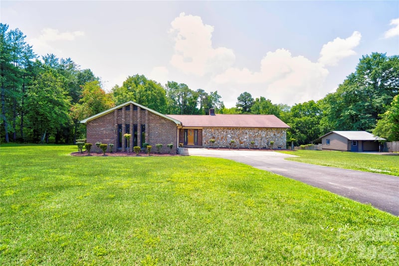 246 Putnam Lake Road, Kings Mountain, NC - 2 beds, 2 baths, 1,816 sqft - $339,500