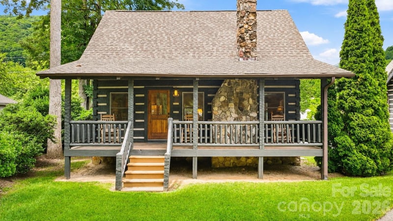 18 Rachels Circle, Maggie Valley, NC - 2 beds, 2 baths, 1,298 sqft - $475,000