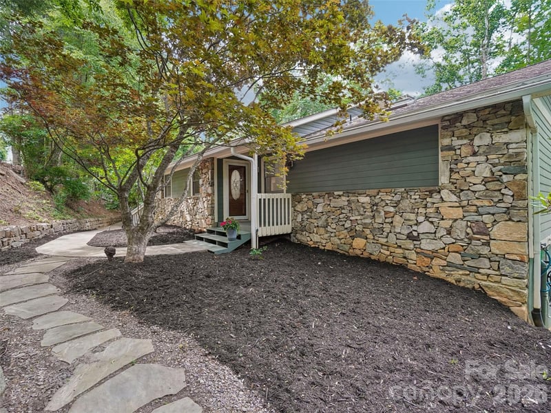 10 Chestnut Top Circle, Mills River, NC - 3 beds, 2.5 baths, 2,642 sqft - $775,000