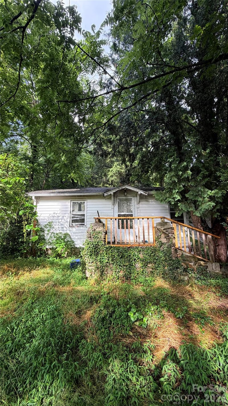 20 Utopia Road, Asheville, NC - 1 bed, 1 bath - $259,000