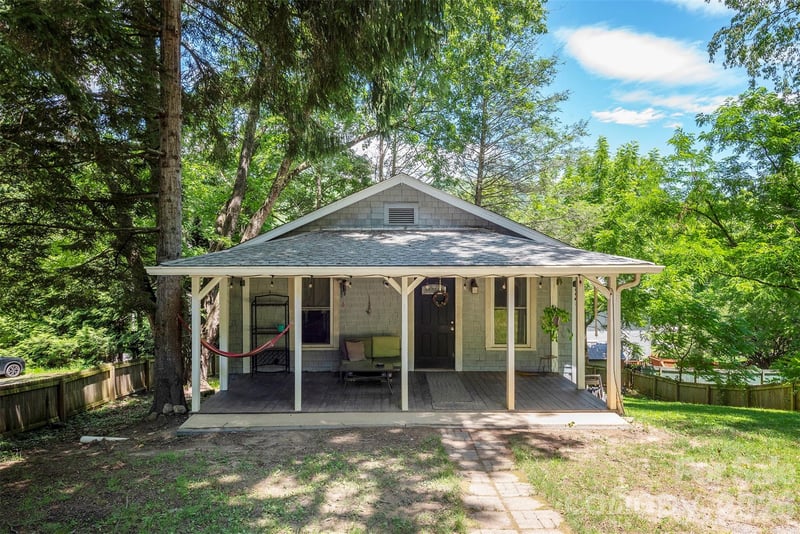14 Border Street, Black Mountain, NC - 2 beds, 1 bath, 843 sqft - $219,000