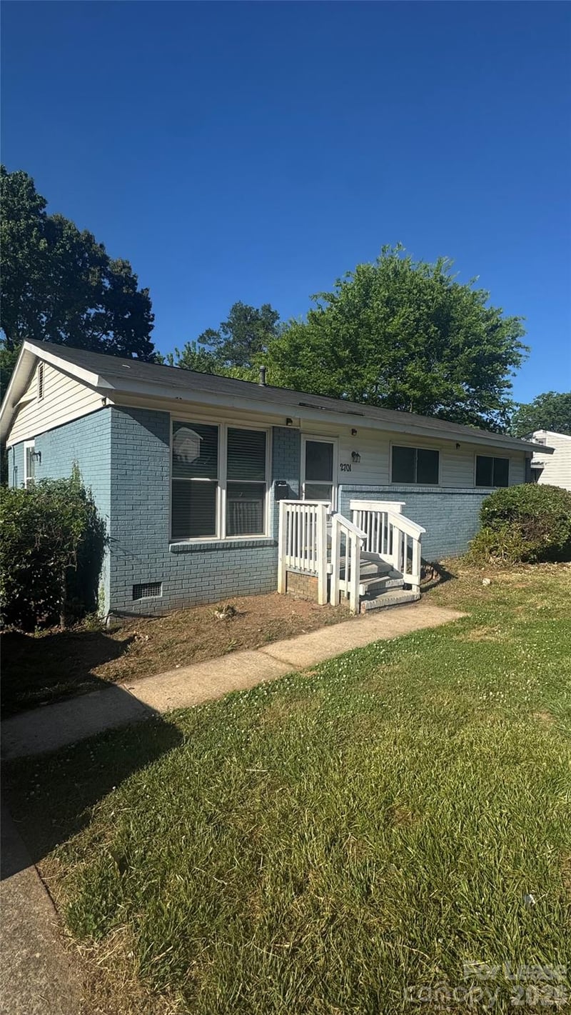 2701 Abelwood Road, Charlotte, NC - 3 beds, 1.5 baths, 988 sqft - $1,800