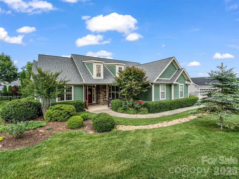 17 Black Iron Lane, Hendersonville, NC - 3 beds, 2 baths, 1,690 sqft - $525,000