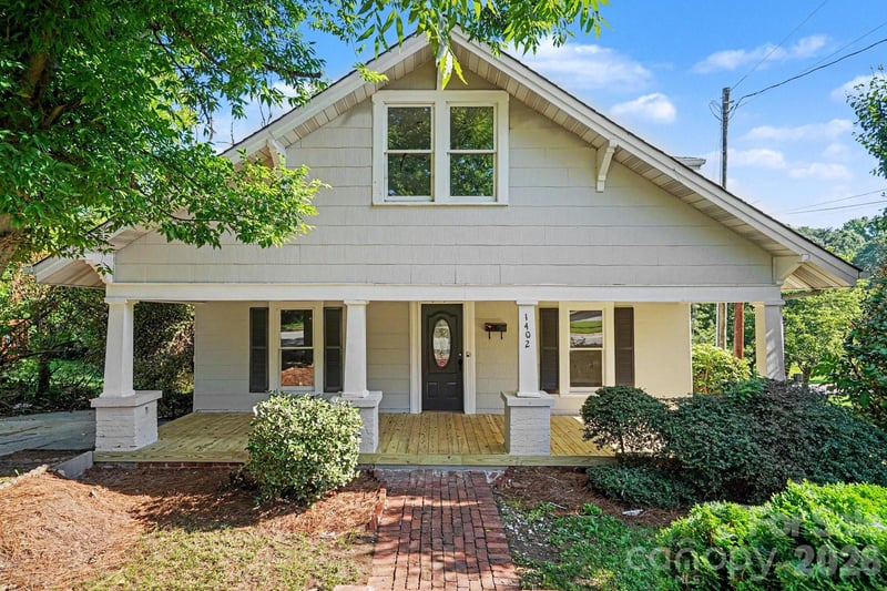 1402 1st Avenue Place NW, Hickory, NC - 4 beds, 2 baths, 1,691 sqft - $210,000
