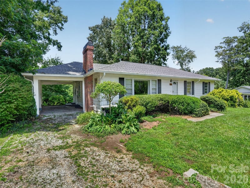 3112 Wesley Way, Hendersonville, NC - 3 beds, 2 baths, 1,496 sqft - $275,000