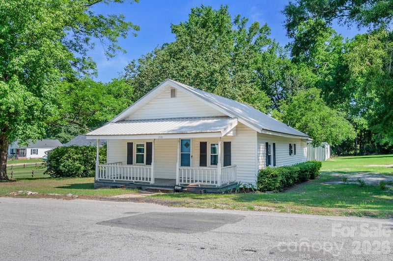 208 W Church Street, Jefferson, SC - 2 beds, 1 bath, 1,064 sqft - $130,000