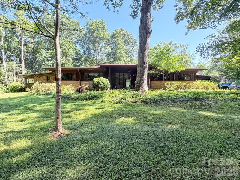 800 W 7th Street, Newton, NC - 4 beds, 3.5 baths, 4,426 sqft - $750,000