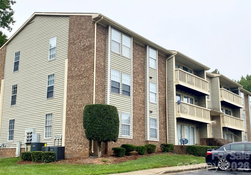 1604 Arlyn Circle J, Charlotte, NC - 3 beds, 2 baths, 950 sqft - $185,000