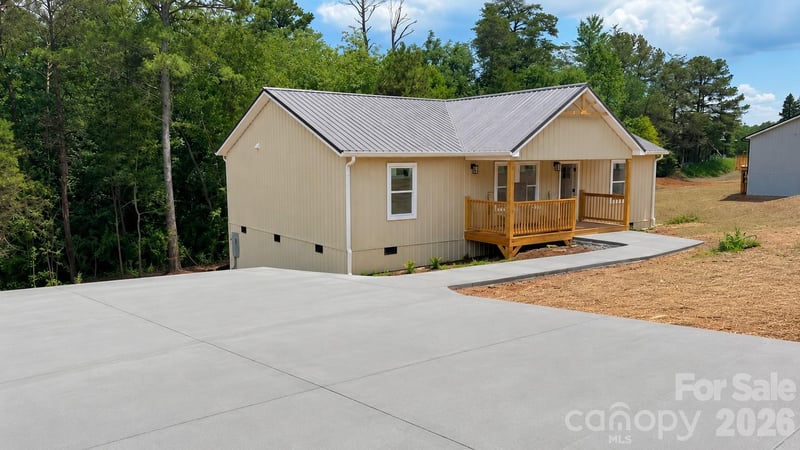 2033 Bailey Drive, Hickory, NC - 3 beds, 2 baths, 1,440 sqft - $289,900