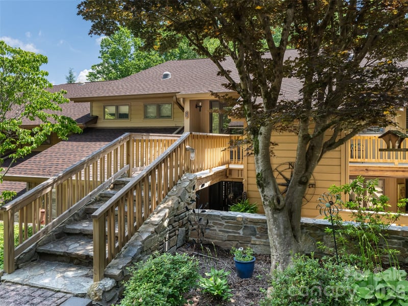 112 Live Oak Lane, Hendersonville, NC - 2 beds, 2 baths, 1,315 sqft - $300,000