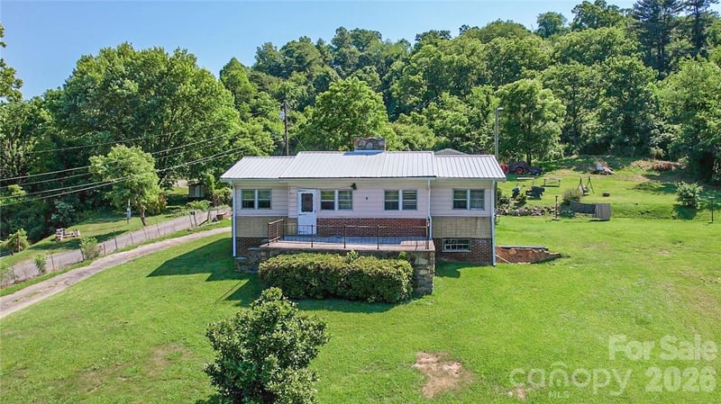 415 Weaverville Road, Asheville, NC - 2 beds, 1 bath, 945 sqft - $420,000