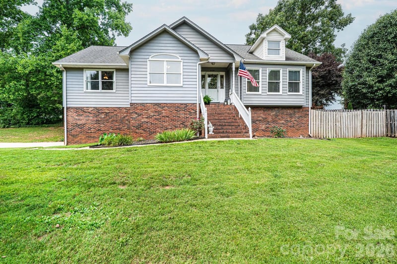 4158 Arrowhead Drive NE, Hickory, NC - 3 beds, 2 baths, 1,969 sqft - $325,000