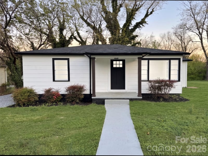 142 S Ervin Avenue, Newton, NC - 2 beds, 1 bath, 827 sqft - $174,999