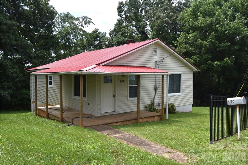 622 Green Street Loop, Marion, NC - 2 beds, 1 bath, 979 sqft - $200,000