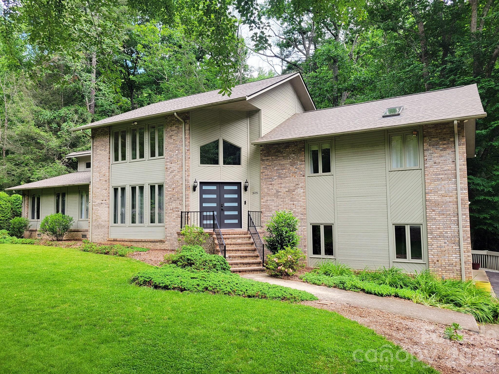 305 E Sondley Drive, Asheville, NC — property listing photo