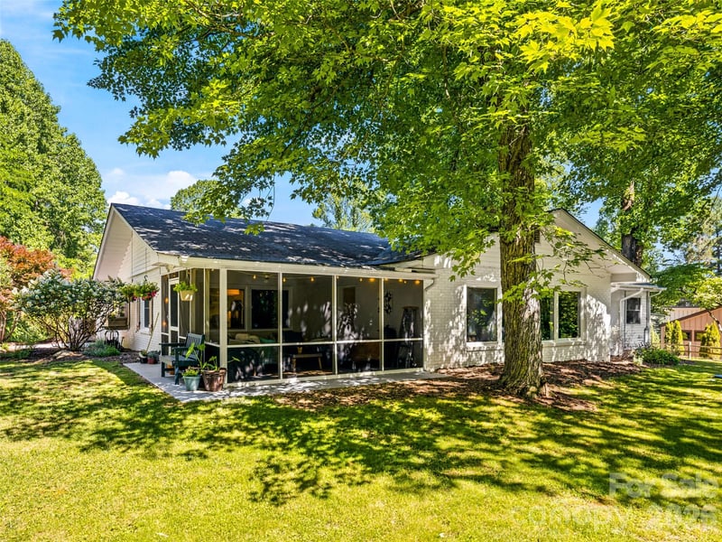 106 Skyway Drive, Hendersonville, NC - 3 beds, 3 baths, 2,376 sqft - $750,000