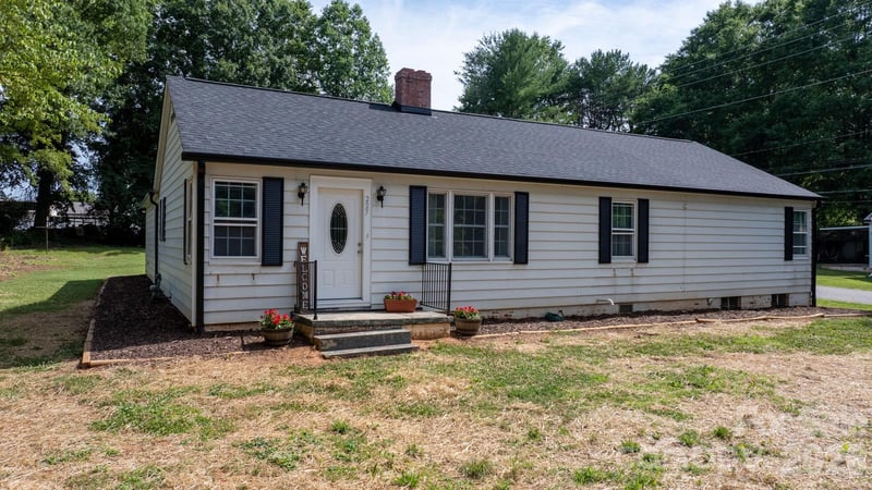 227 W 27th Street, Newton, NC - 4 beds, 2 baths, 2,100 sqft - $300,000