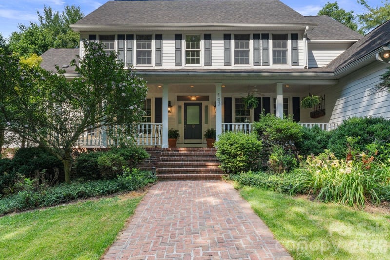 107 Windsong Drive Extension, Fairview, NC - 4 beds, 4.5 baths, 4,956 sqft - $998,000