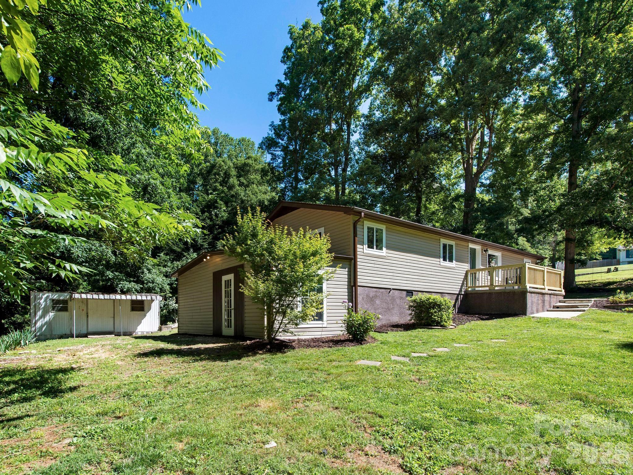 425 Lyndhurst Drive, Hendersonville, NC. property listing photo