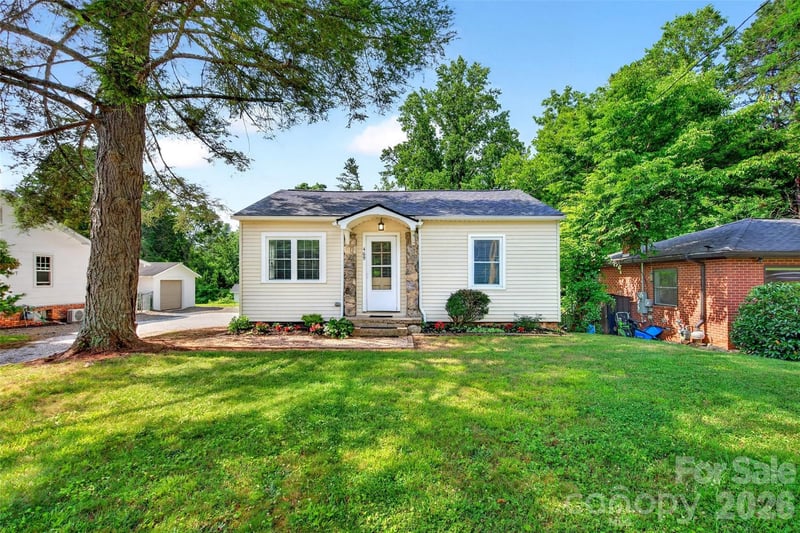 469 Kenilworth Road, Asheville, NC - 2 beds, 1 bath, 769 sqft - $379,900