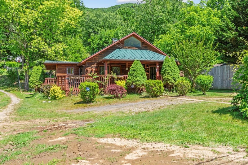 30 Clover Lane, Burnsville, NC - 2 beds, 2 baths, 1,039 sqft - $225,000