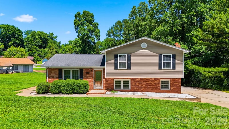 1401 Southwest Boulevard, Newton, NC - 3 beds, 2 baths, 1,847 sqft - $325,000