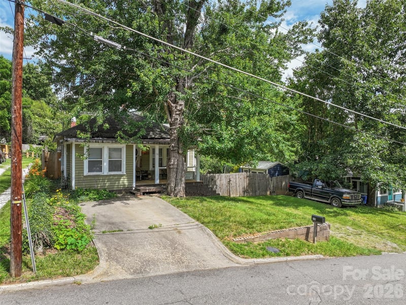 15 Craig Circle, Asheville, NC - 3 beds, 2 baths, 1,350 sqft - $379,000