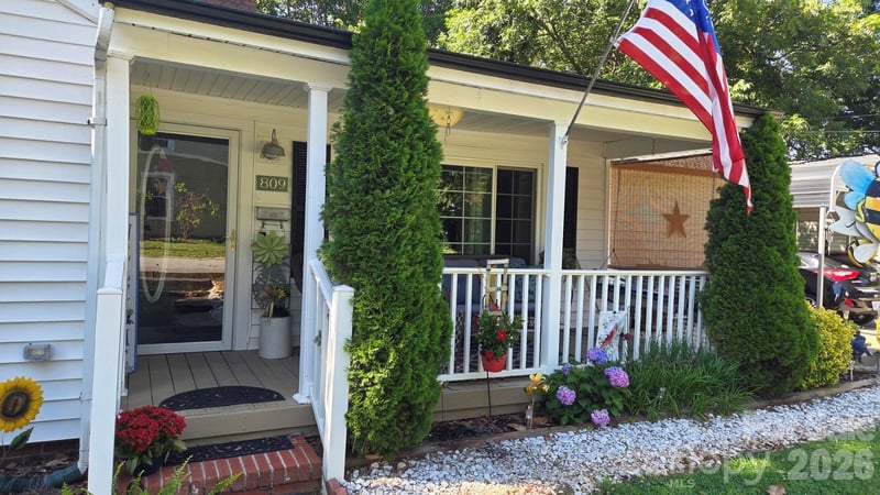 809 Alexander Street, Lincolnton, NC - 2 beds, 1 bath, 1,327 sqft - $250,000