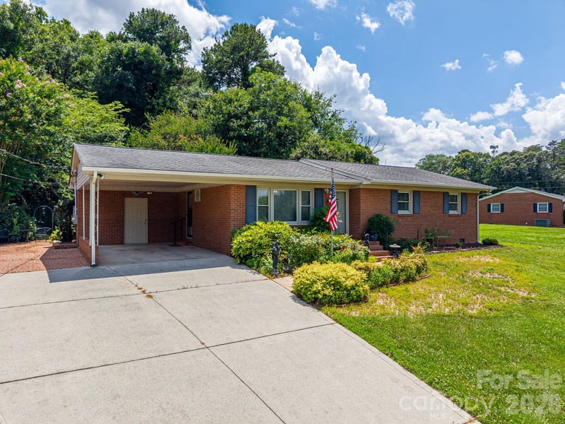 13 Spruce Pine Drive, Belmont, NC - 3 beds, 1.5 baths, 1,207 sqft - $274,900