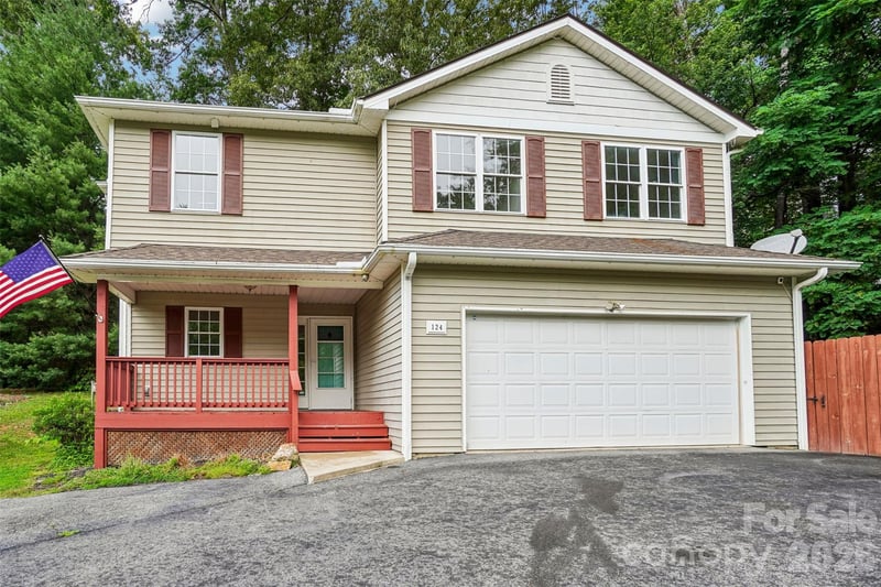 124 Karla Circle, Hendersonville, NC - 4 beds, 2.5 baths, 1,966 sqft - $449,000