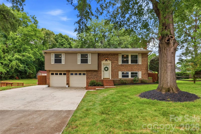 716 Regency Drive, Charlotte, NC - 3 beds, 2.5 baths, 2,216 sqft - $575,000