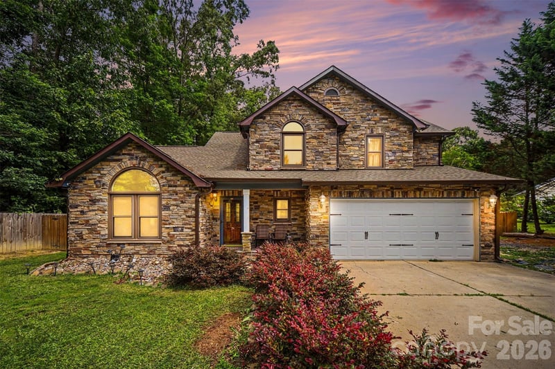 3017 Mill Stream Court, Matthews, NC - 3 beds, 2.5 baths, 2,104 sqft - $478,000