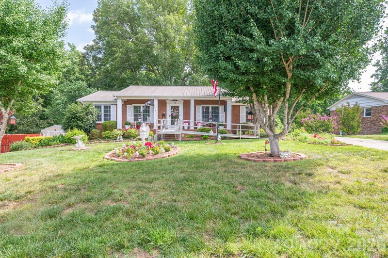 818 Hill Street, Shelby, NC - 6 beds, 4 baths, 3,997 sqft - $349,900