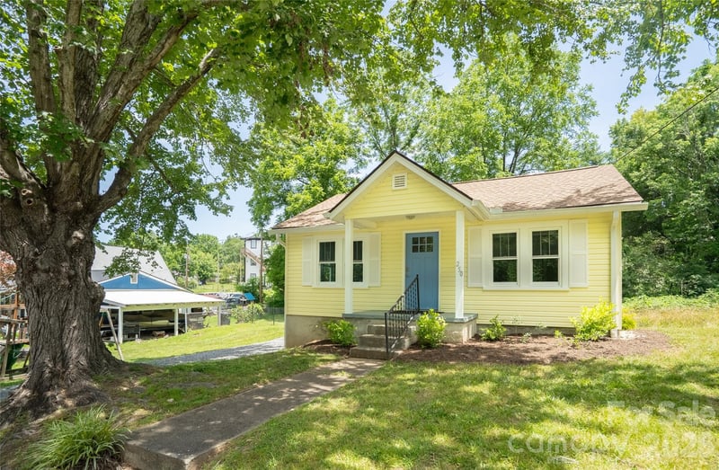 250 Oakdale Street, Brevard, NC - 2 beds, 1 bath, 1,008 sqft - $385,000