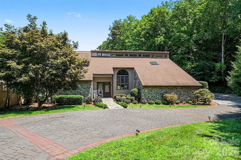 4444 3rd Street Lane NW, Hickory, NC - 4 beds, 5 baths, 5,561 sqft - $1,500,000