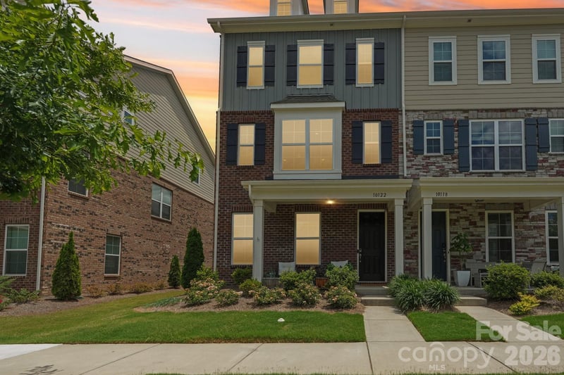 10122 Hemingway Place, Charlotte, NC - 4 beds, 3.5 baths, 2,109 sqft - $455,000