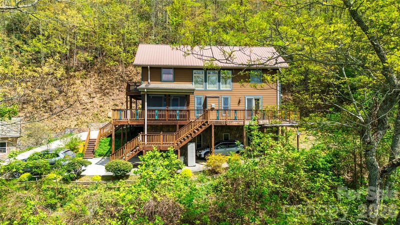 1602 Forest Run Road, Whittier, NC - 3 beds, 3.5 baths, 3,025 sqft - $875,000